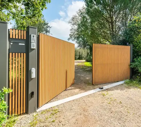 portail en bois style architecte avec tasseaux