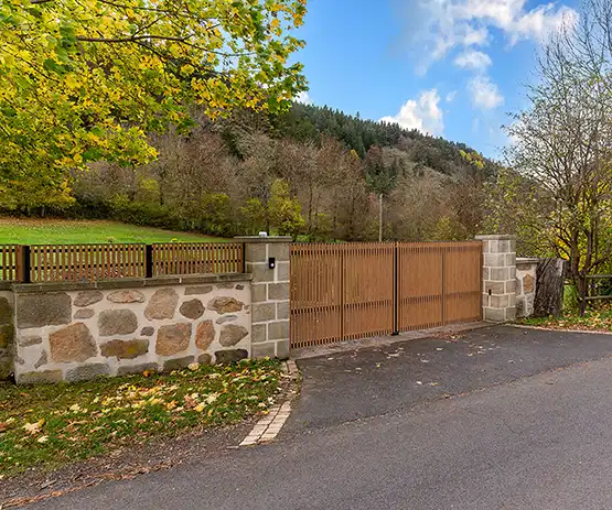 portail battant tasseaux aluminium ganit kostum chêne doré