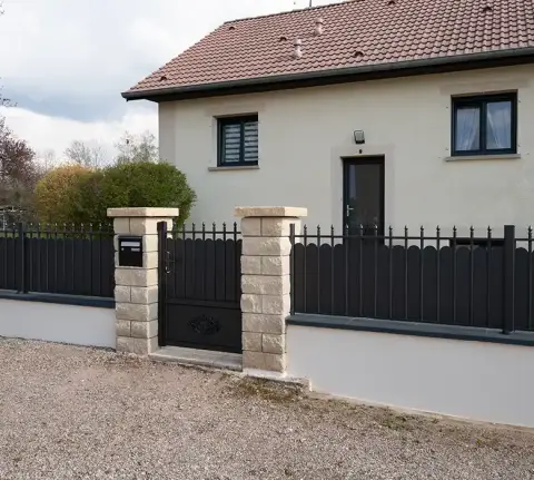 portillon et claustra traditionnels barreaudés à pointes
