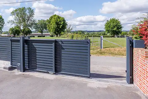 portail telescopique ajouré aluminium Raz Kostum