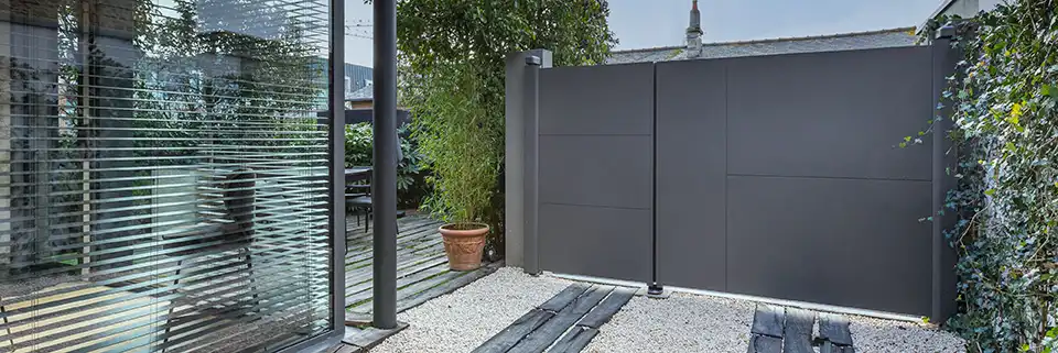 portail battant inégaux aluminium Esus Kostum