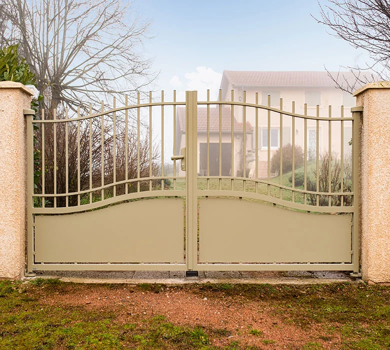 Portail battant semi plein aluminium Elliant Kostum RAL 7034