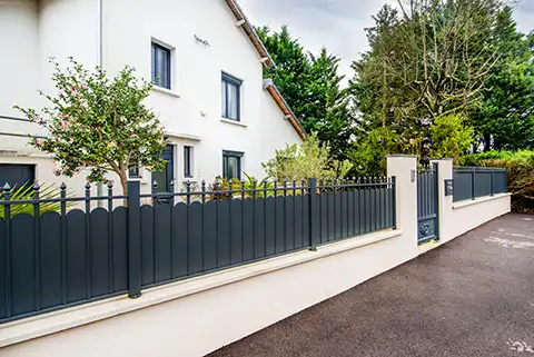 Clôture et portillon plein en aluminium Pont-Aven Kostum