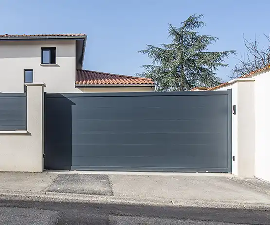 portail coulissant plein aluminium Karantan Kostum