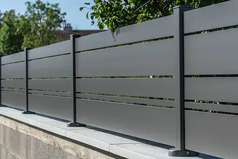 Clôture ajourée en aluminium Spas Kostum