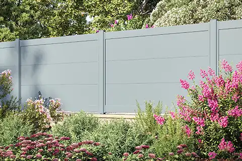 clôture pleine aluminium karantan kostum avec des fleurs