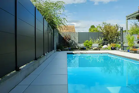 Clôture en aluminium lames pleines Karantan