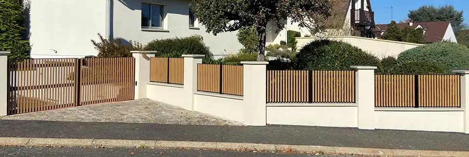 Clôture tasseaux aluminium ganit kostum chene irlandais avec jardin