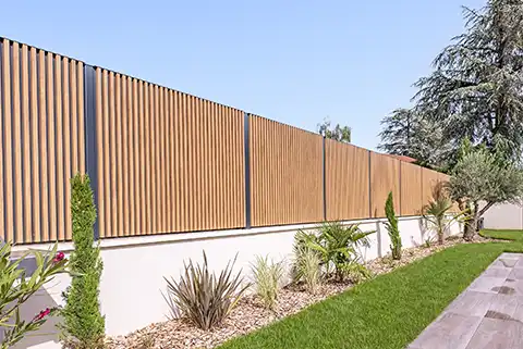 Clôture tasseaux chêne irlandais en aluminium Ganit Kostum