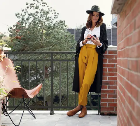 Femme élégante posée à côté d'un garde-corps Dek