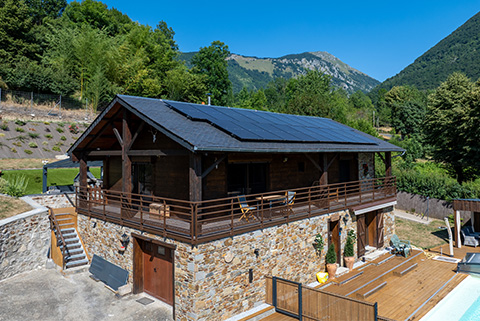 Garde-corps en aluminium sur mesure pour balcon de chalet en bois
