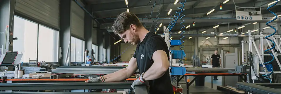 Ateliers Kostum Maison Cadiou fabrication sur mesure d'un portail par un menuisier | Fabrication en Bretagne à Locronan