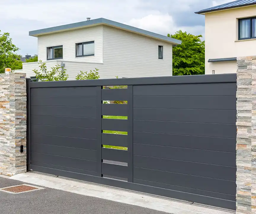 portail coulissant semi-plein en aluminium Glazik Kostum