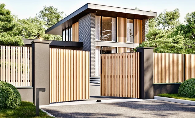 magnifique maison en bois avec portail battant Anian en red cedar s'ouvrant sur la propriété