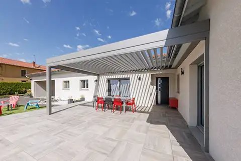 Pergola bioclimatique en aluminium Lily Kostum