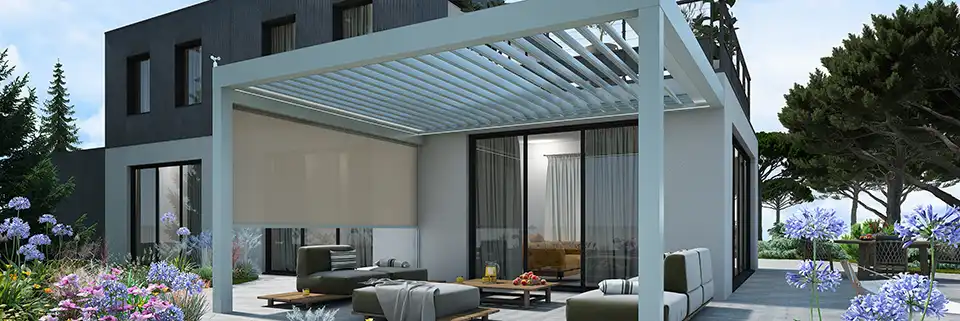 Pergola en aluminium avec lames bioclimatiques Lily Kostum