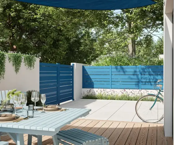 jardin coordonné avec un magnifique portail bleu