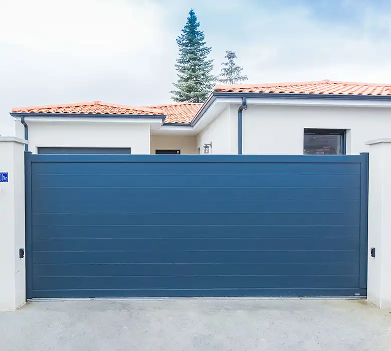 portail plein en aluminium gris anthracite