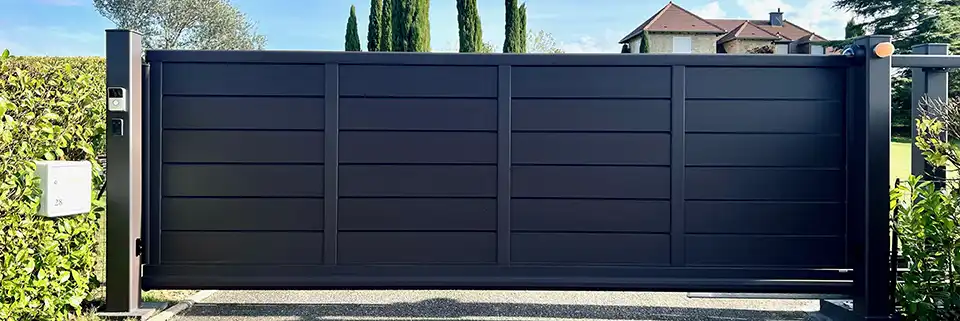 Portail autoportant persienné en aluminium Tev Kostum