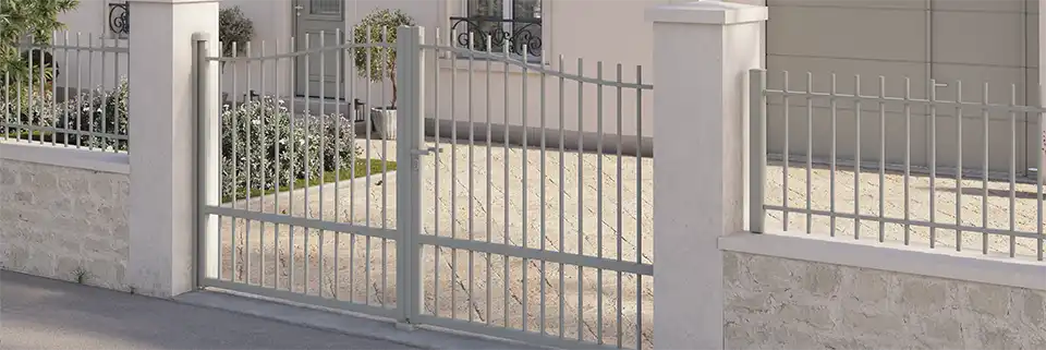 Portail battant ajouré en aluminium Pluguffan Kostum