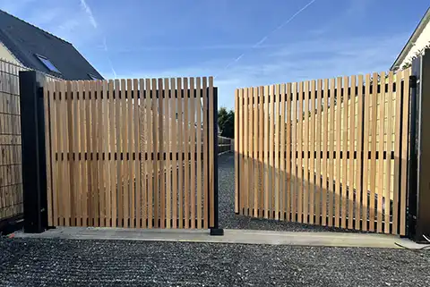 portail battant ajouré bois anian kostum red cedar