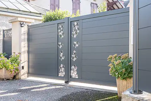 Portail battant avec décor en aluminium Cado Kostum