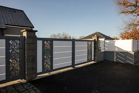 Portail battant avec décor en aluminium Ewen Kostum