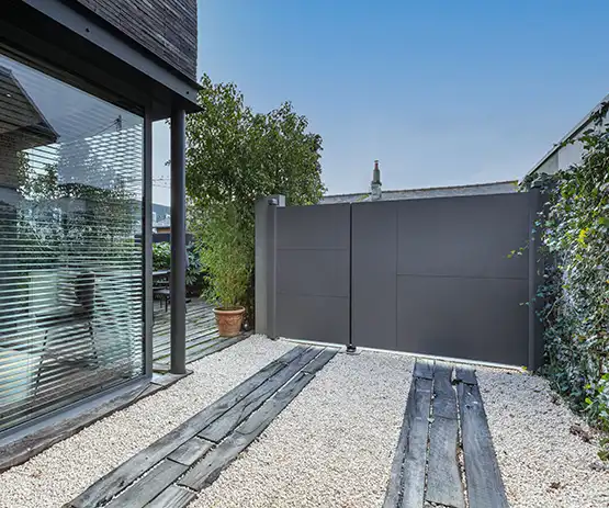 Portail battant en aluminium Esus | Vantaux inégaux