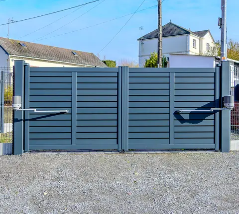 portail en aluminium avec moteurs à bras