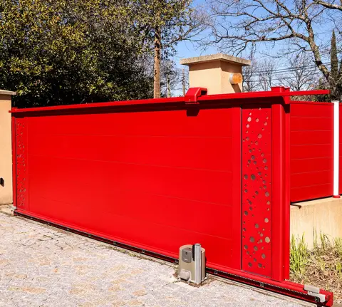portail en aluminium coulissant avec moteur à crémaillère