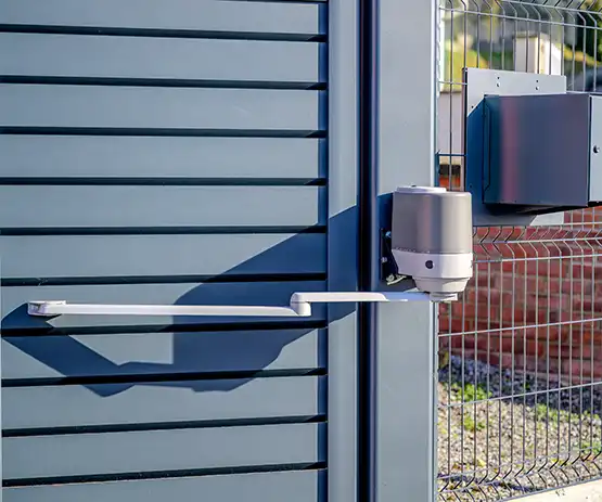 Portail battant motorisé en aluminium Kostum