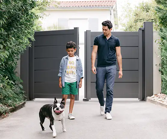 Portail battant persienné aluminium Tev Kostum