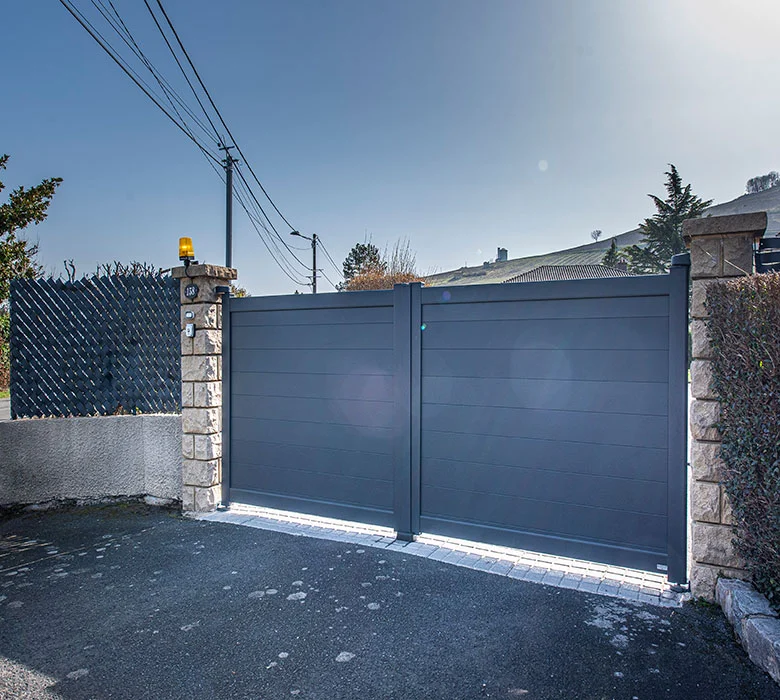 Portail battant aluminium Anae Kostum RAL 7016