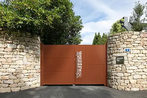 portail battant plein en aluminium Lug Kostum