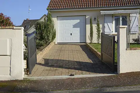 portail battant ouvert semi-plein en aluminium Argoat Kostum