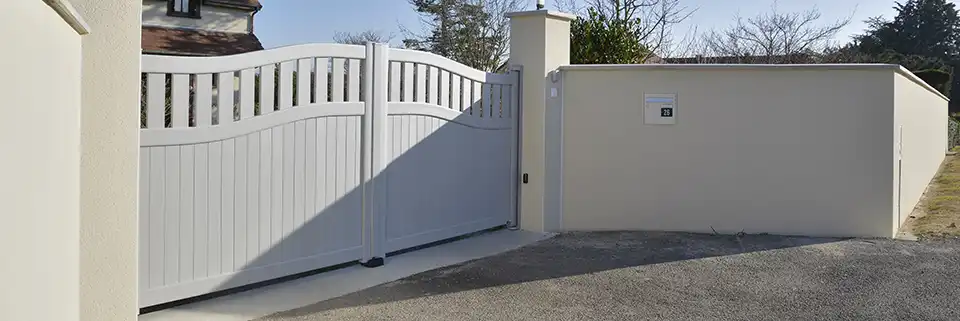 Portail battant semi-plein en aluminium Enez Kostum