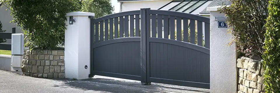 portail battant semi-plein aluminium Trebez Kostum