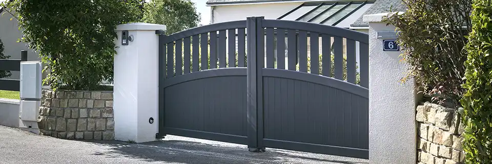 Portail battant semi-plein en aluminium Trebez Kostum