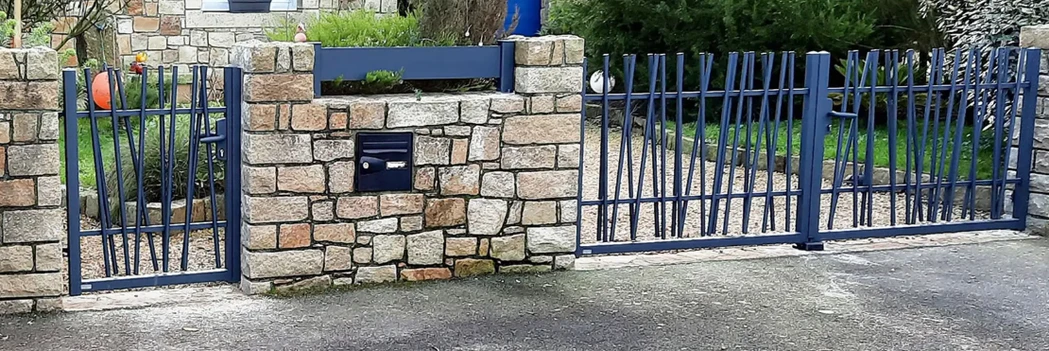 Portail aluminium battant Dune, couleur bleu saphir texturé