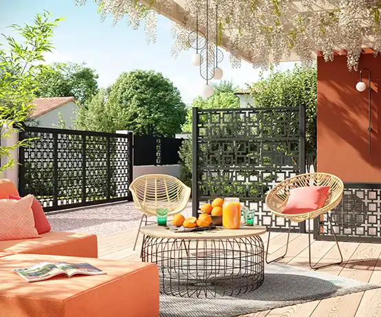 salon de jardin cosy avec fauteuils table et canapé