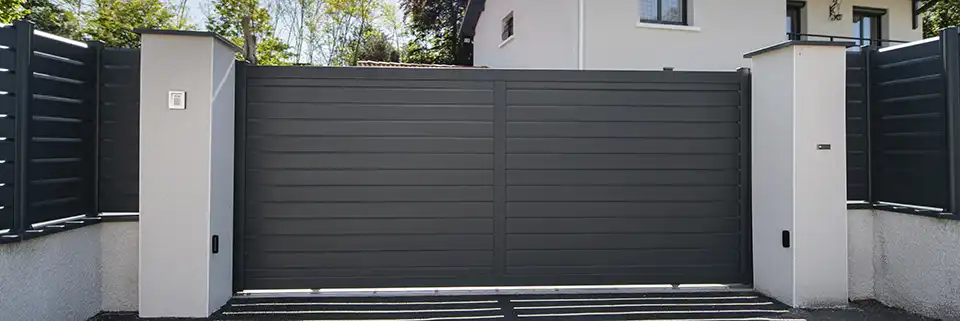 Portail coulissant persienné en aluminium Litenn Kostum