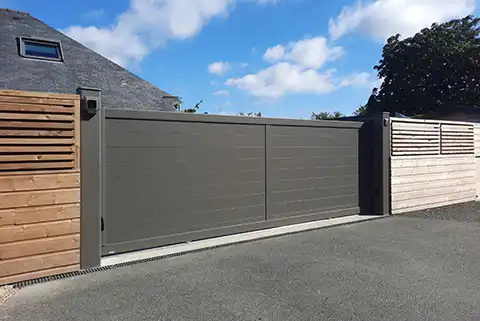 portail coulissant plein aluminium Anae Kostum