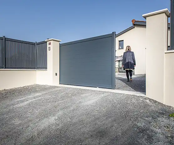 Portail coulissant plein en aluminium Karantan Kostum