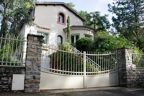 Portail coulissant semi-plein en aluminium Landudec Kostum