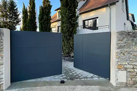 Portail plein battant aluminium Esus Kostum