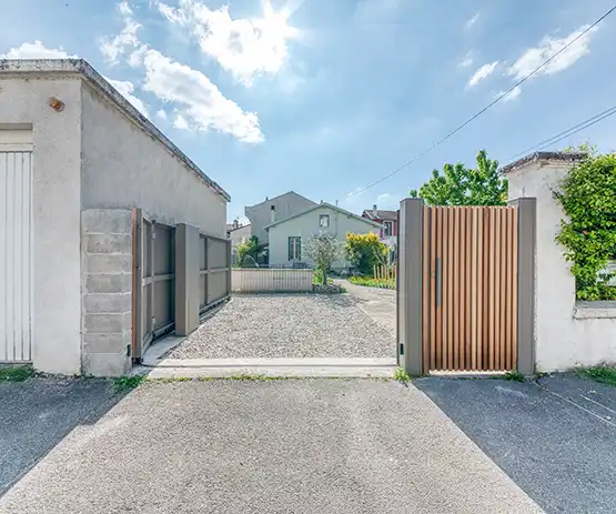 Portillon et portail sectionnel qui coulisse le long d'un mur pour entrée étroite