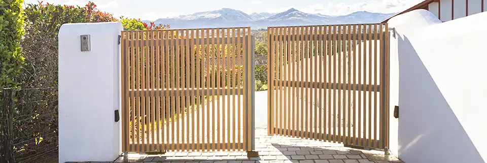 Portail_battant_sur_mesure_tasseaux_alumnium_ton_bois_chene_irlandais | Modèle Ganit