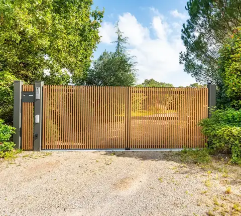 Portail moderne avec tasseaux en bois