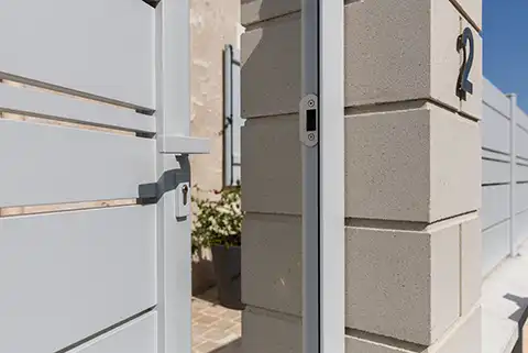 Portillon ajouré en aluminium Spas Kostum