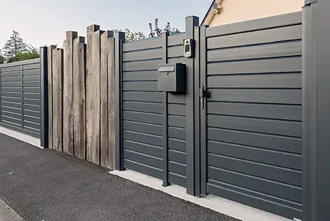 Portillon en aluminium sur mesure | Modèle Litenn avec lames persiennées | coloris gris anthracite RAL 7016